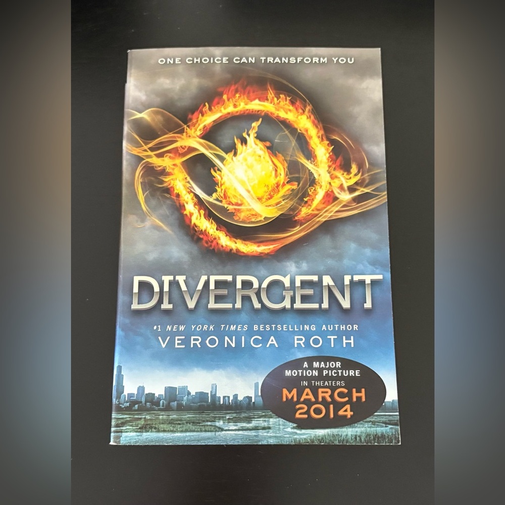 Divergent Book by Veronica Roth